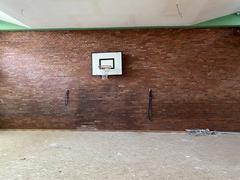 Basketballkorb vor dem Mauerwerk